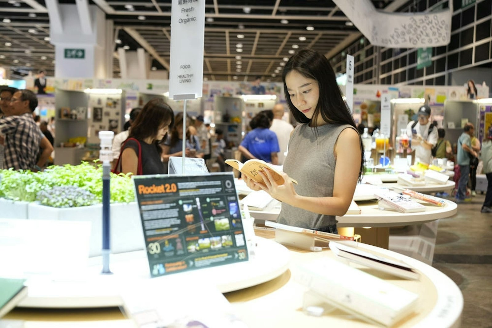 香港書展2026書目展示，各類書籍琳琅滿目